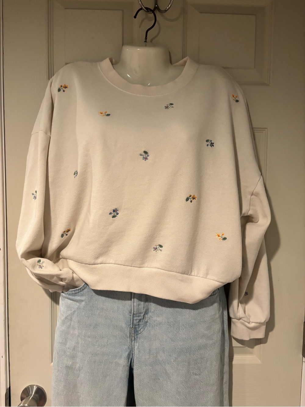 GAP Cream Crewneck Sweater with Petite Floral Embroidery cropped